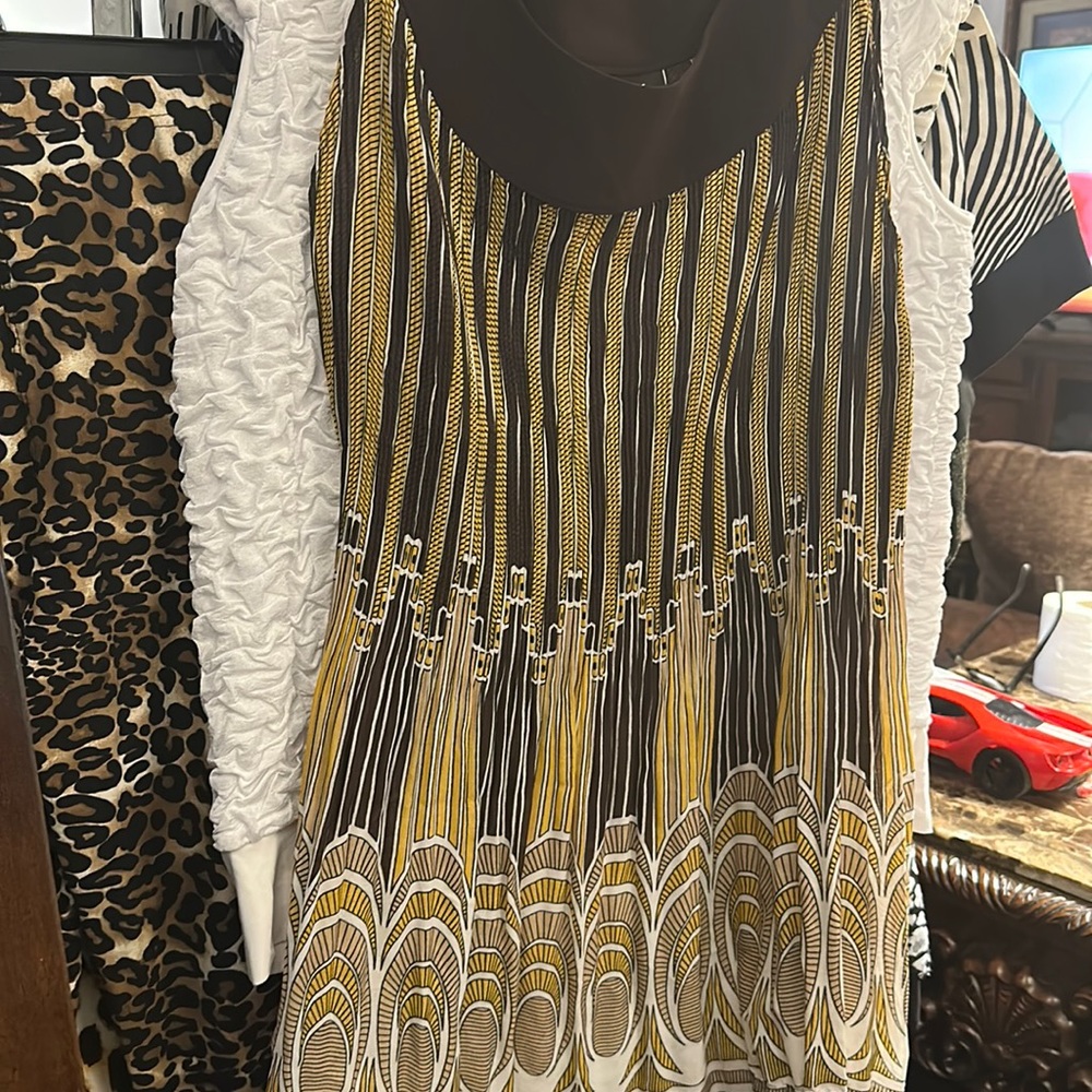 Ashley Stewarts.  sleeveless blouse.   brown white and yellow.size12w